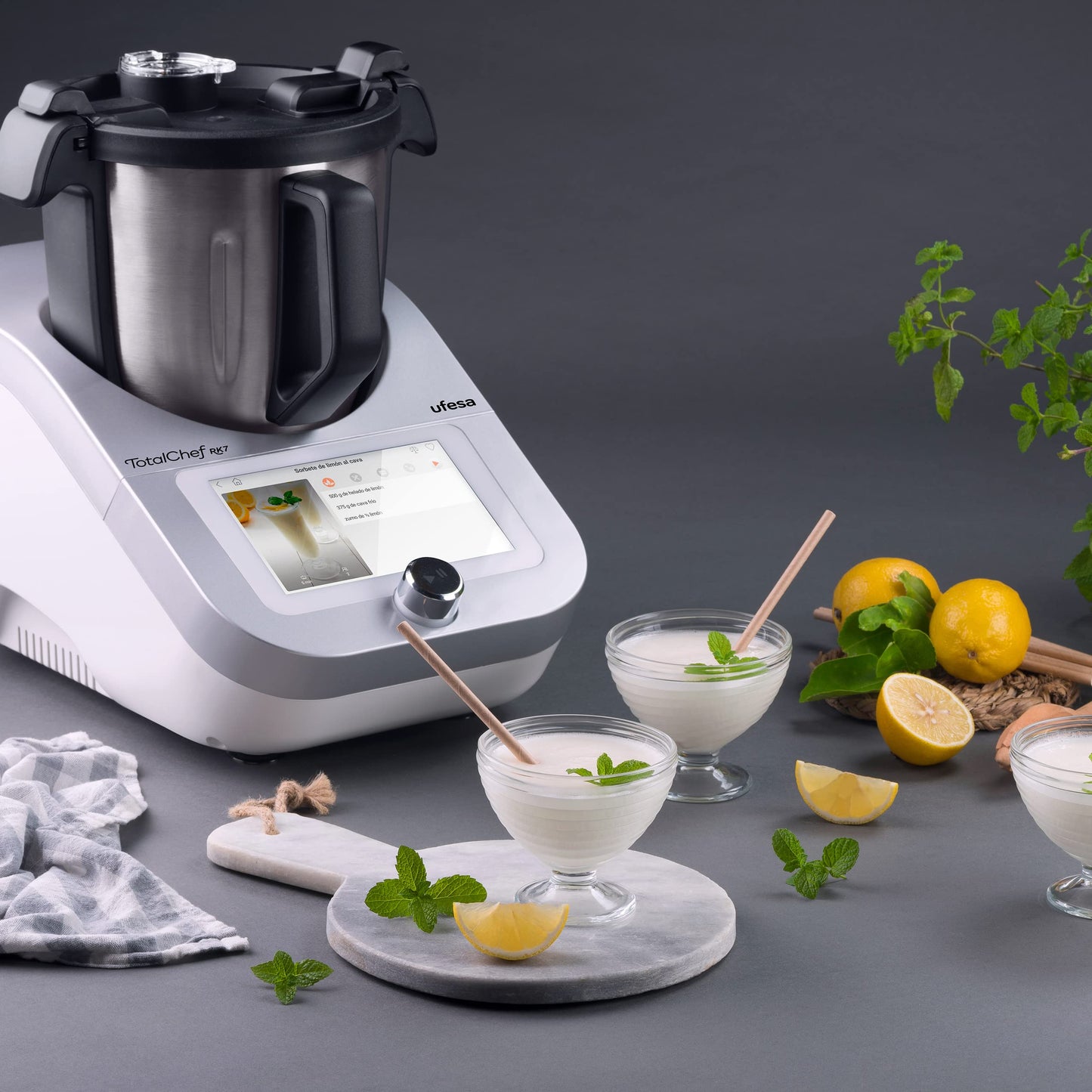 Ufesa TotalChef RK7 Robot de Cocina Inteligente Multifunción, WIFI, 30 Funciones, 4.5L, Pantalla Táctil de 7 Pulgadas, Báscula Integrada, Recetario Interactivo, Color Plata/Negro